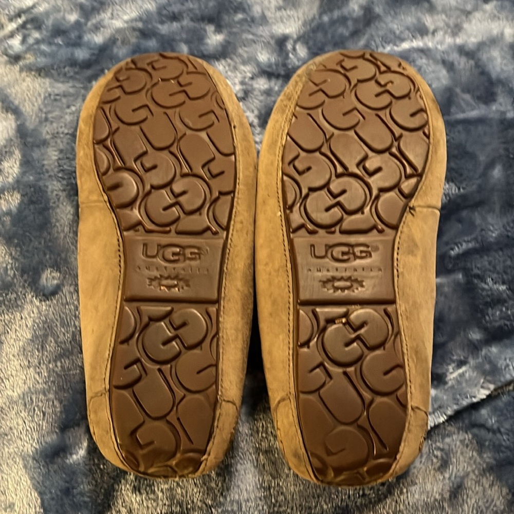 Slippers - Picture 2 of 3